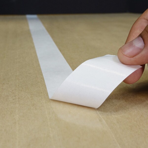 Removing the white liner of a double sided tape for splicing application